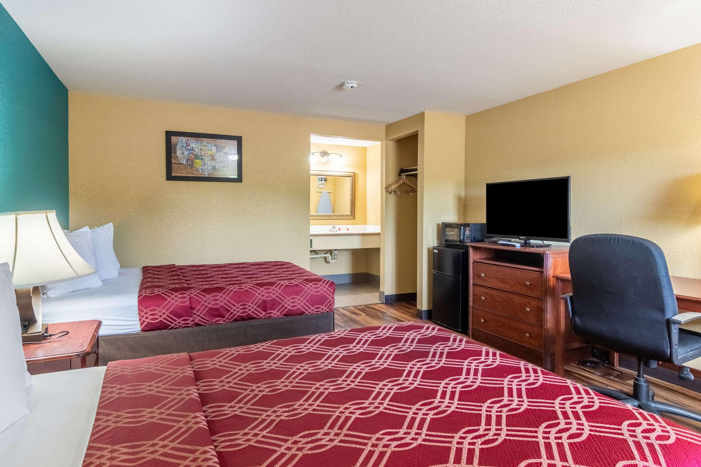 Econo Lodge Hotel Bradford Exterior photo
