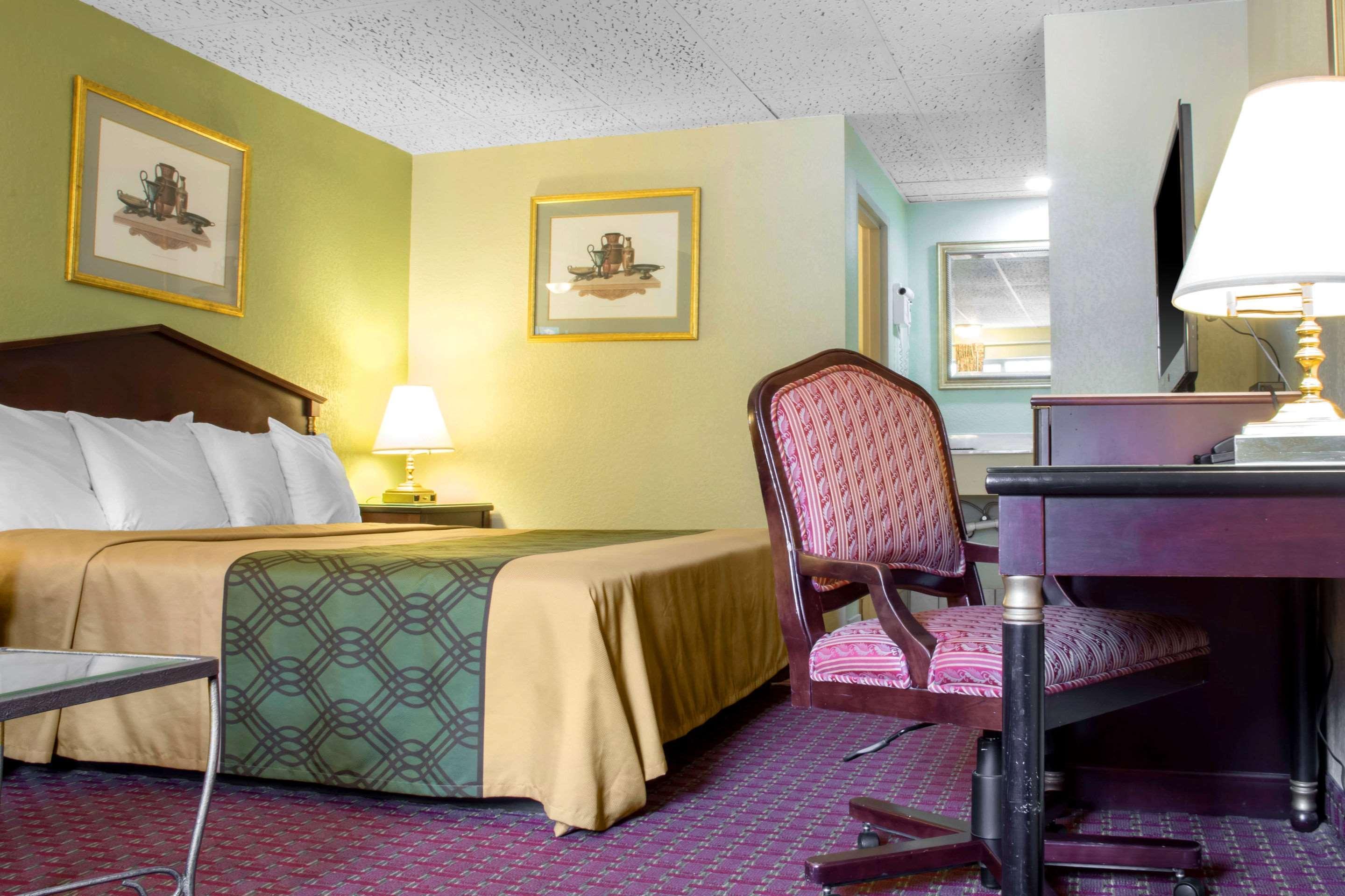 Econo Lodge Hotel Bradford Exterior photo