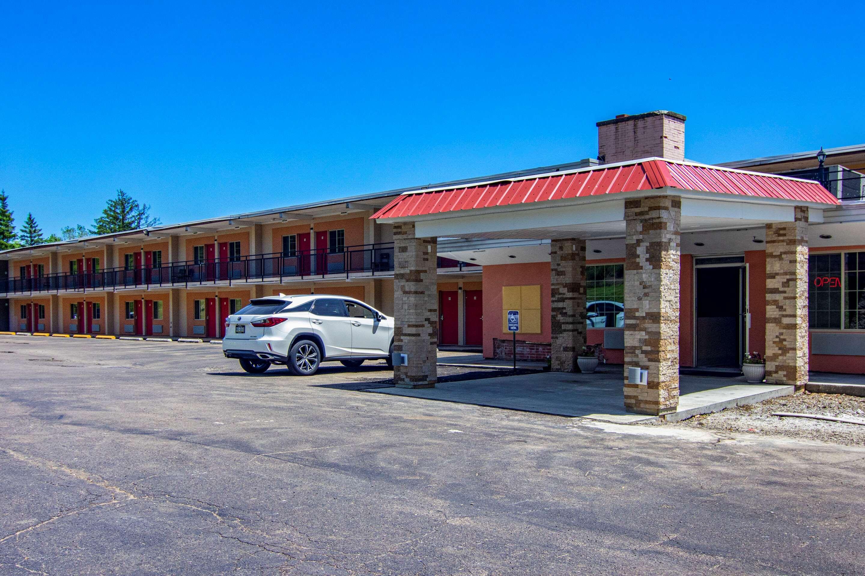 Econo Lodge Hotel Bradford Exterior photo