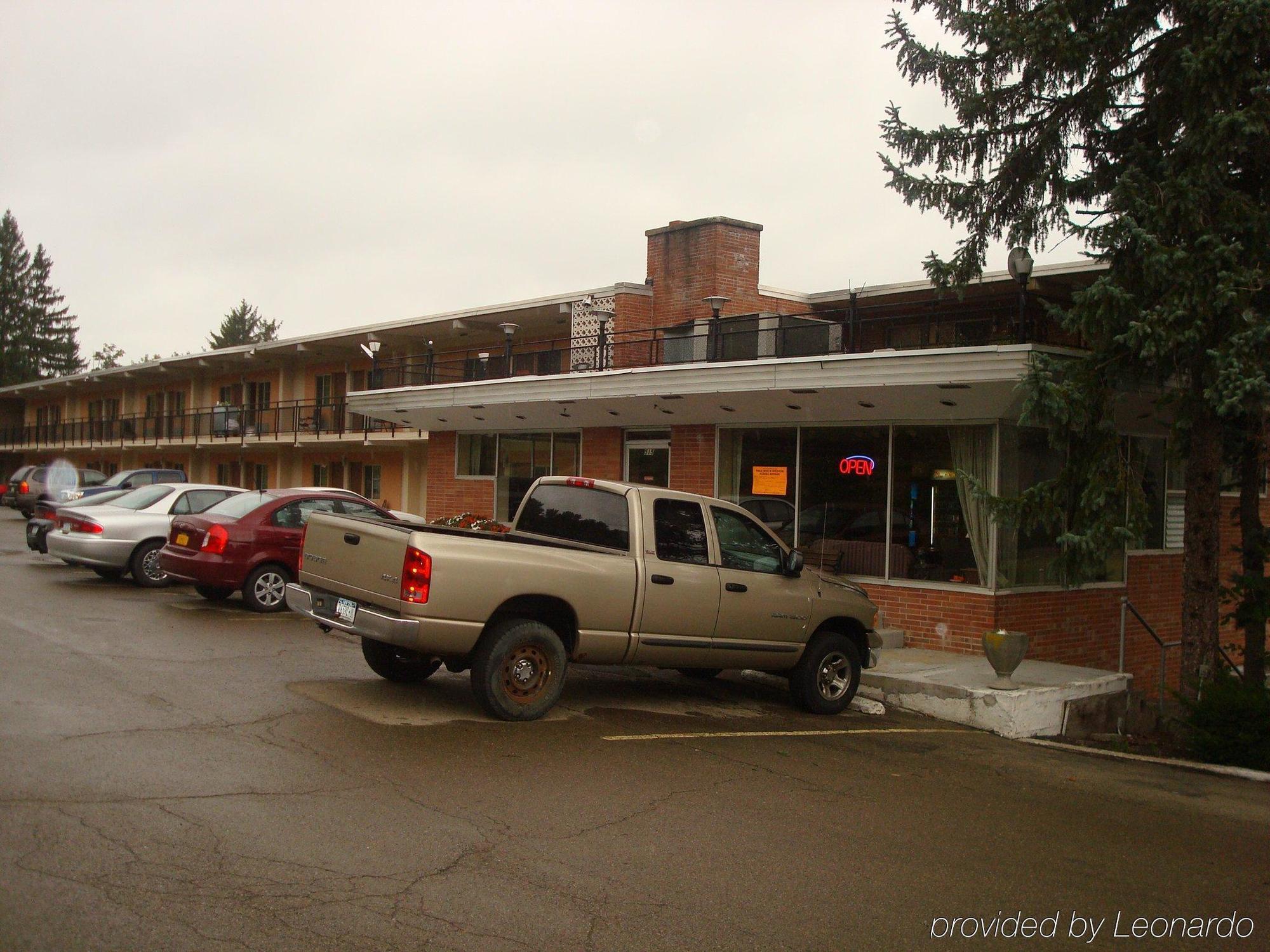 Econo Lodge Hotel Bradford Exterior photo